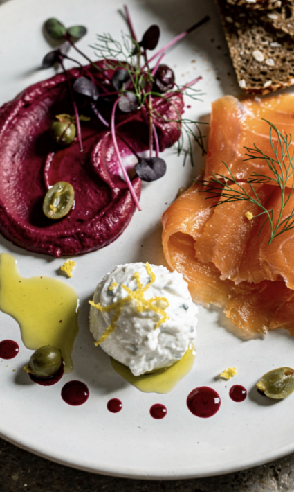 Gebeizter Lachs mit Rote-Bete-Creme & Meerrettich-Schmand_5