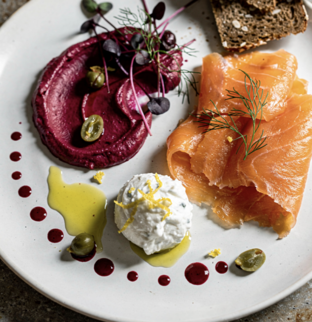 Gebeizter Lachs mit Rote-Bete-Creme & Meerrettich-Schmand_5