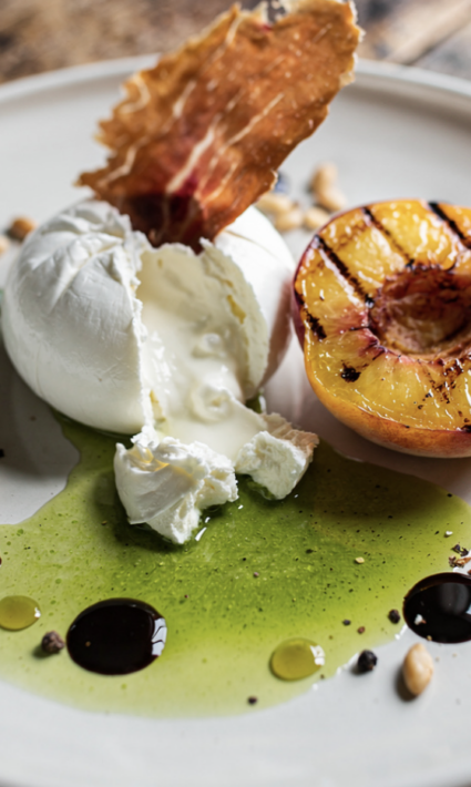 Burrata, Pêche Grillée, Huile de Basilic & Chips de Prosciutto_5