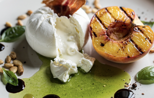 Burrata, Pêche Grillée, Huile de Basilic & Chips de Prosciutto_5