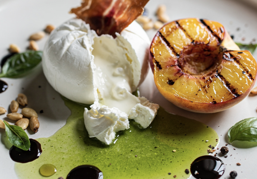 Burrata, Pêche Grillée, Huile de Basilic & Chips de Prosciutto_5
